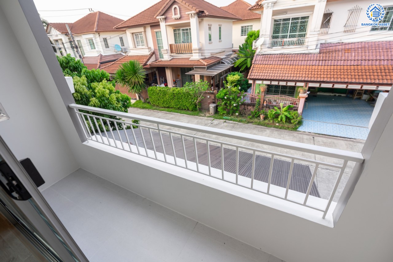 บ้านมือสองตกแต่งใหม่ ม.ธนาสิริ ปิ่นเกล้า-ราชพฤกษ์ เนื้อที่ 37.5 ตร.ว. บ้านแฝดหลังใหญ่ ตอบโจทย์ทุกการอยู่อาศัย ฟังก์ชัน 3 ห้องนอน 3 ห้องน้ำ 2 ที่จอดรถ บนทำเลติดถนนราชพฤกษ์ ใกล้วงเวียนพระราม5 รถไฟฟ้า "สถานีบางรักน้อยท่าอิฐ" และ จุดทางด่วน "กาญจนาภิเษก"